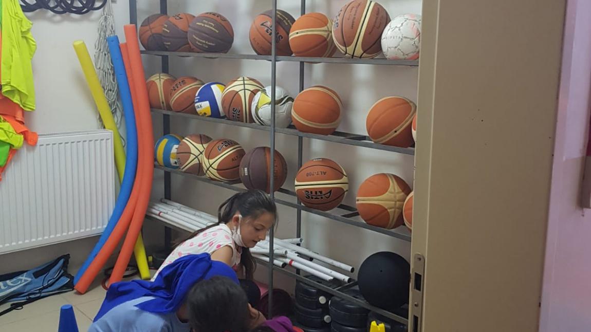 Öğrencilerimiz Spor Salonu Malzemelerini Düzenledi 